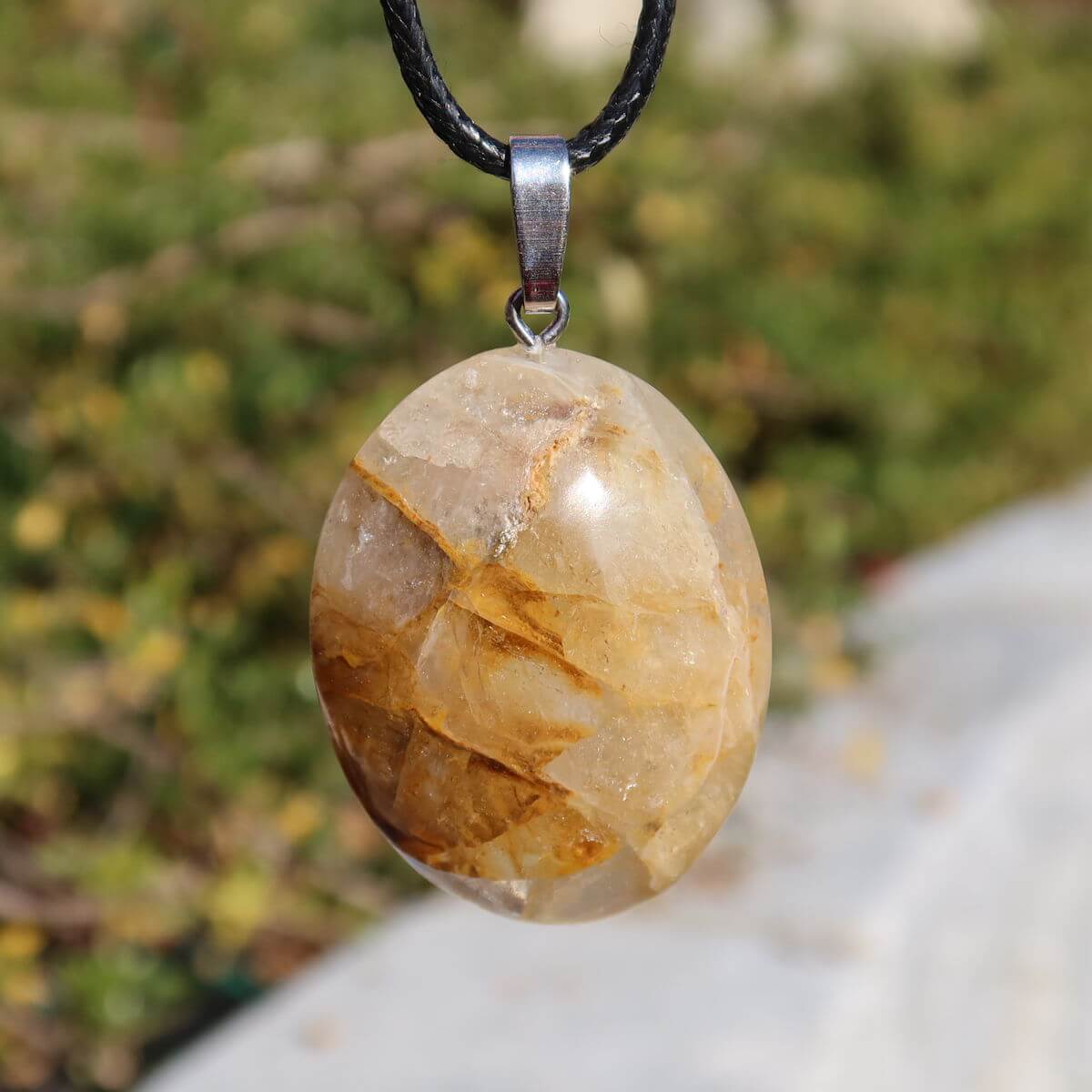 Limonit Quarz Golden Healer Anhänger - Lebensfreude - Nr. 10, mit warmen goldbraunen Einschlüsse und einzigartiger Maserung.