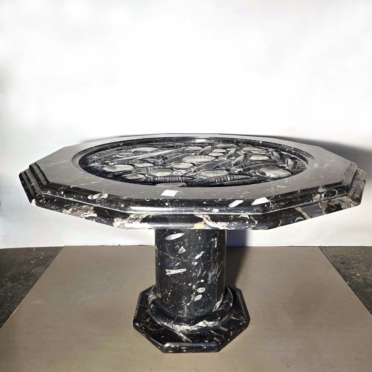 Table basse avec Orthoceras et ammonites - 106x62cm - Fossiles en pierre naturelle - N°11