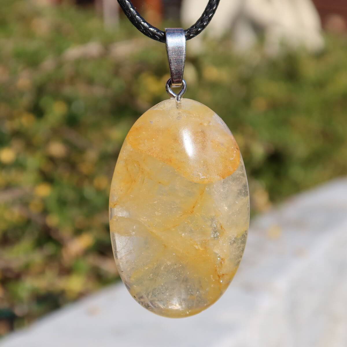 Limonit Quarz Golden Healer Anhänger - Lebensfreude - Nr. 12 mit goldenen Einschlüsse im Sonnenlicht
