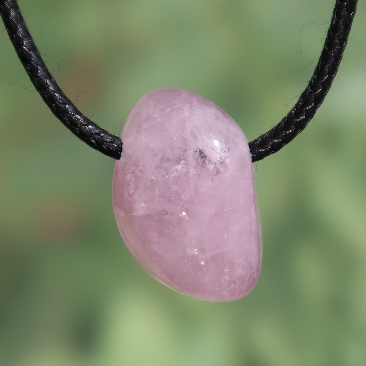 Morganit gebohrt - intensiv Rosa - Liebe und Harmonie - Nr. 13 an einer Schnur, elegant und modern.