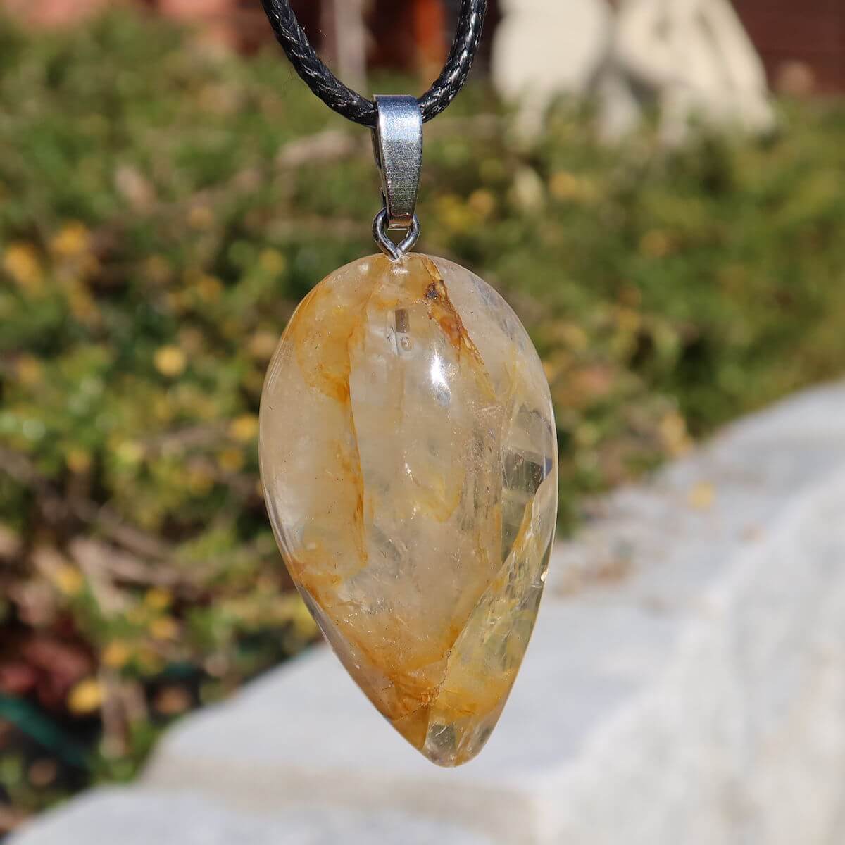 Limonit Quarz Golden Healer Anhänger - Lebensfreude - Nr. 16, funkelnder Quarz mit goldbraunen Einschlüsse vor Naturhintergrund