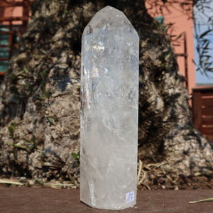 Bergkristall, Quarz, Obelisk geschliffen UNIKAT Nr. 17 vor natürlichem Hintergrund, einzigartig und poliert.