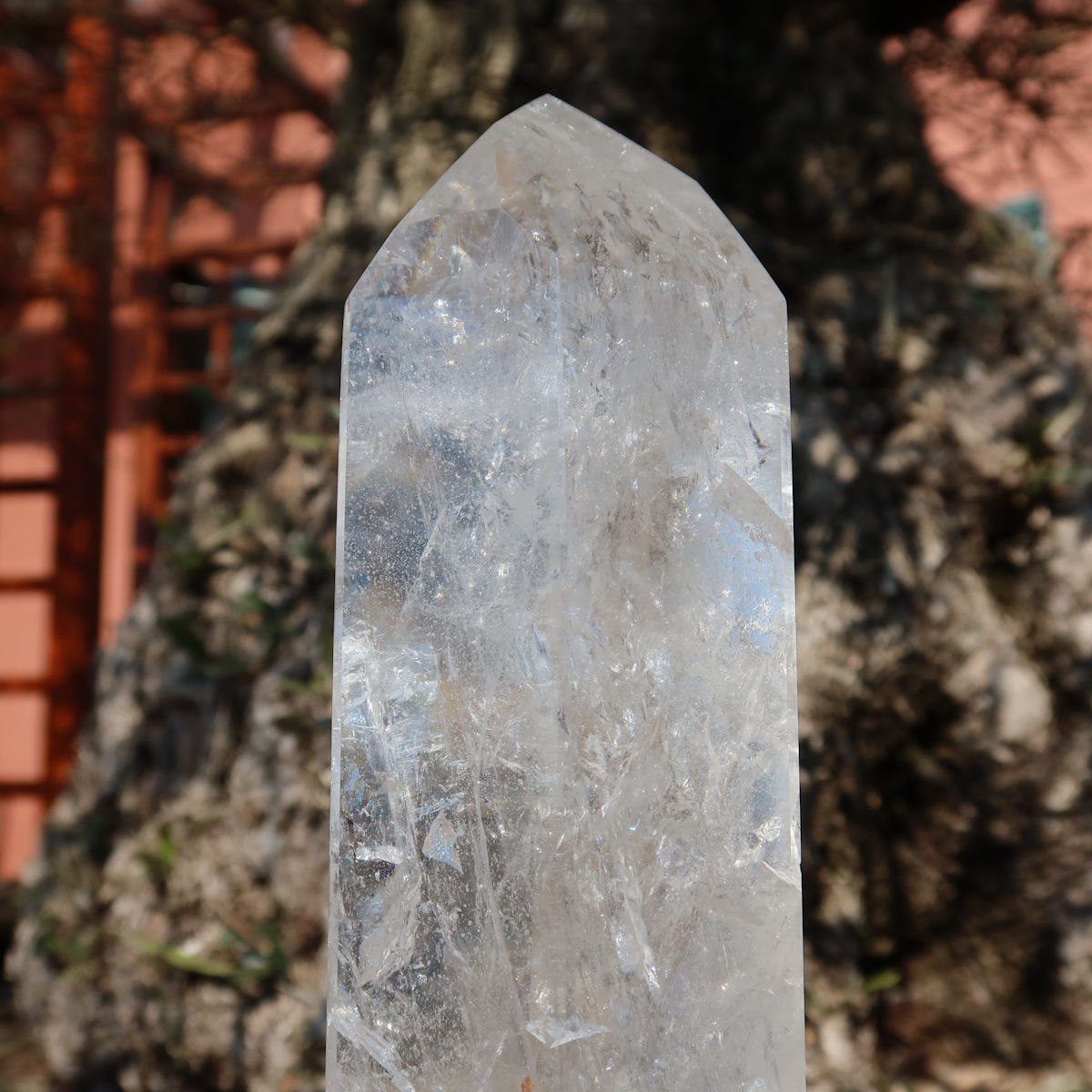 Bergkristall, Quarz, Obelisk geschliffen UNIKAT Nr. 17 vor natürlichem Hintergrund, einzigartig und poliert.