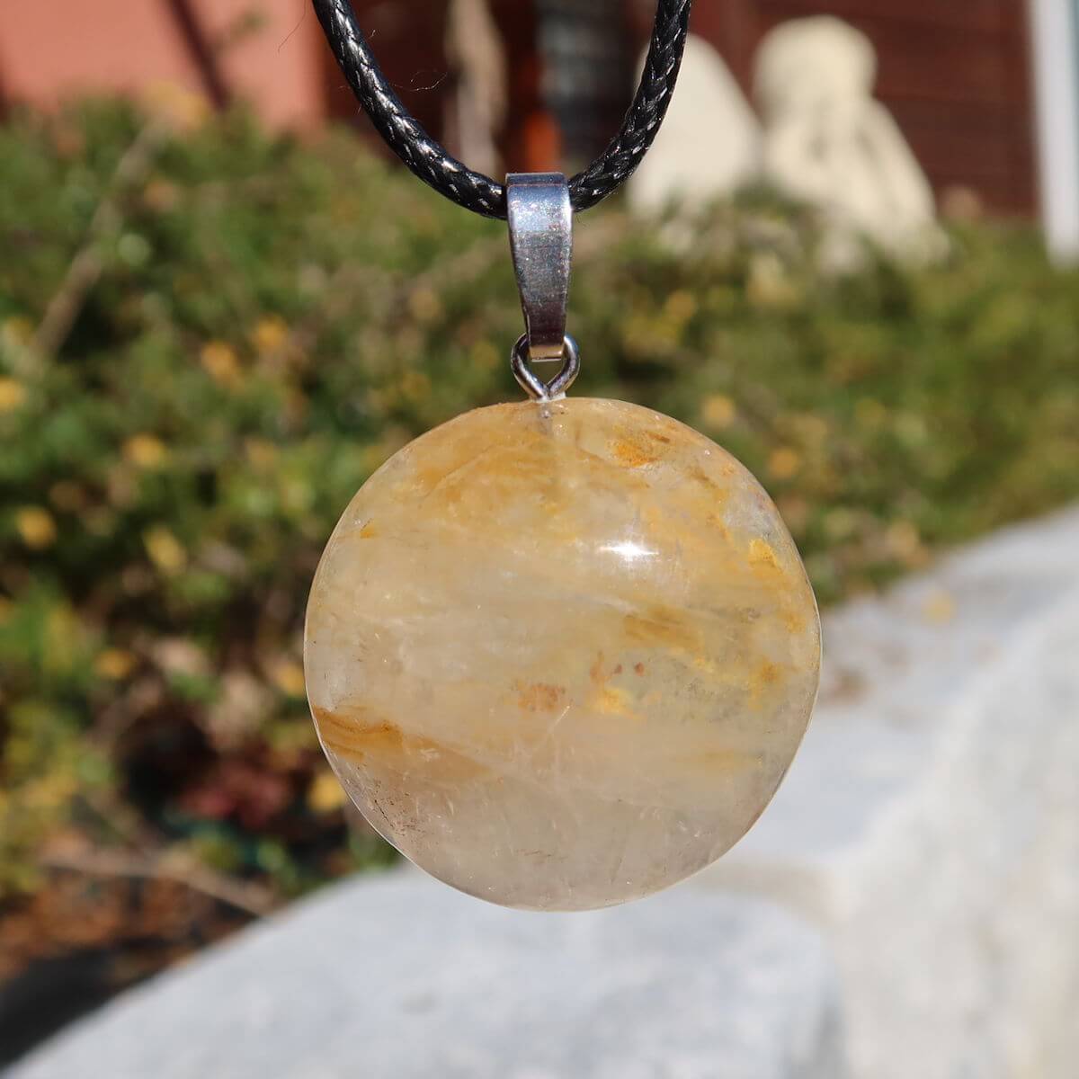 Limonit Quarz Golden Healer Anhänger - Lebensfreude - Nr. 19, runder Anhänger mit goldbraunen Einschlüsse im Sonnenlicht funkelnd