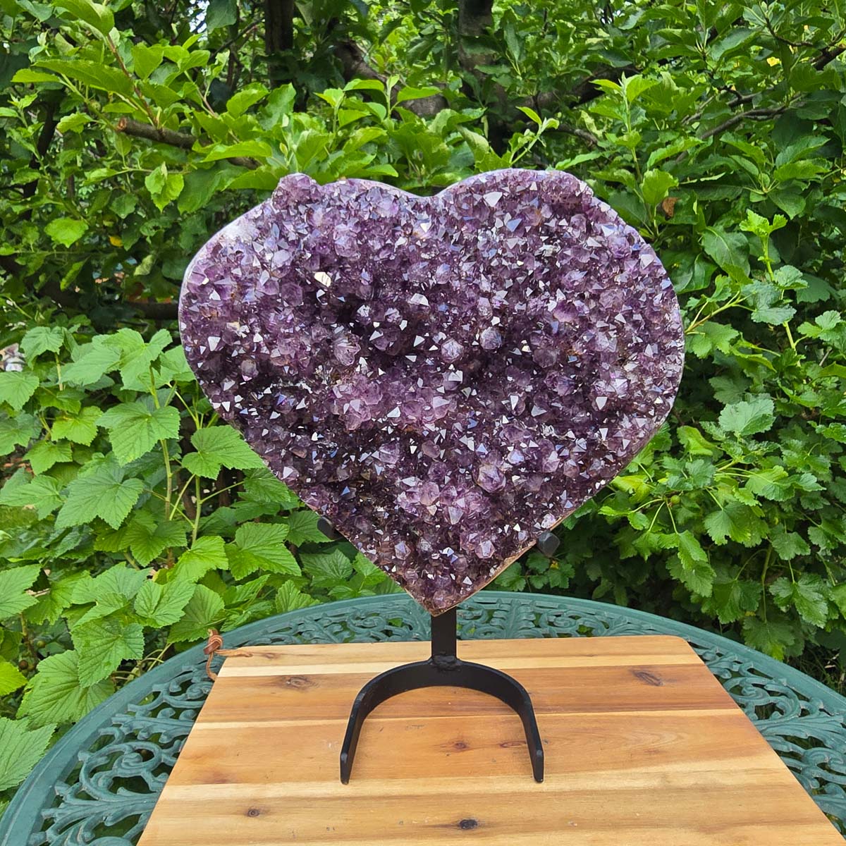 1A Amethyst Herzen (Druse - Geode) mit Metallsockel 38x32x16cm - NR-65 auf stabiler Halterung im Freien.