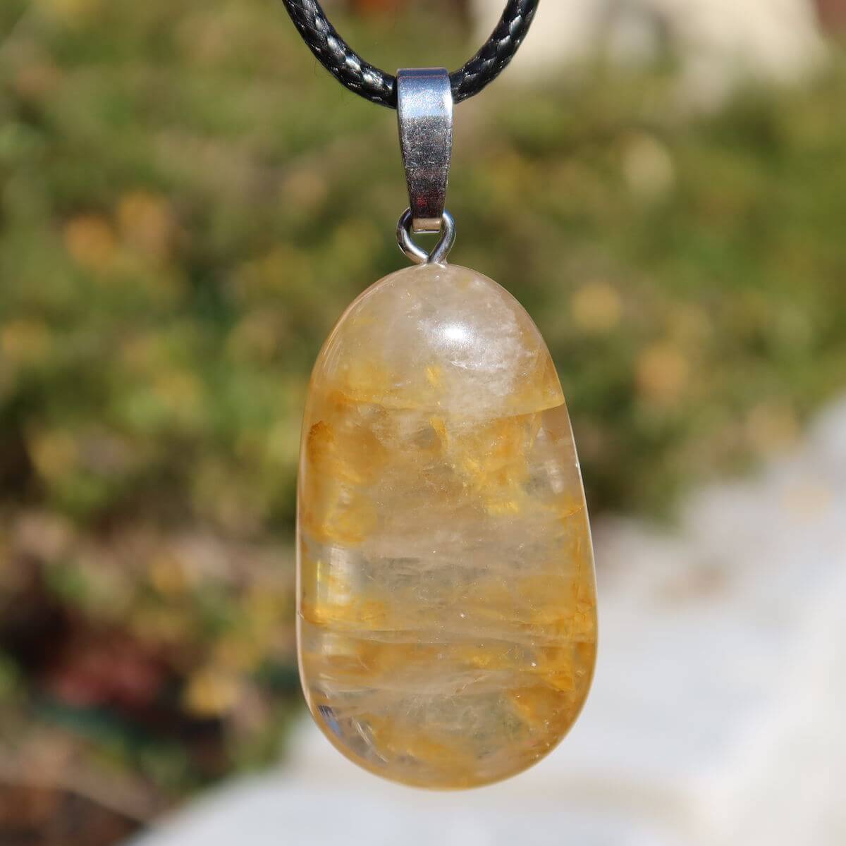 Limonit Quarz Anhänger - Golden Healer - Lebensfreude - Nr. 24 auf schwarzer Kette mit natürlichem Hintergrund