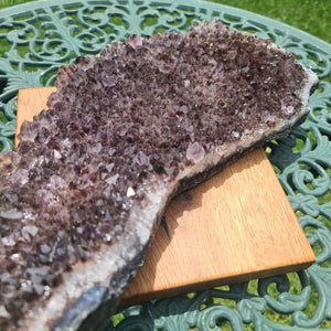 Amethyststück mit kleinen Spitzen