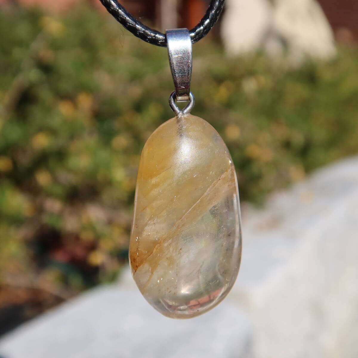 Limonit Quarz Anhänger - Golden Healer - Lebensfreude - Nr. 29, einzigartiger Schmuck mit goldbraunen Einschlüsse im Sonnenlicht.