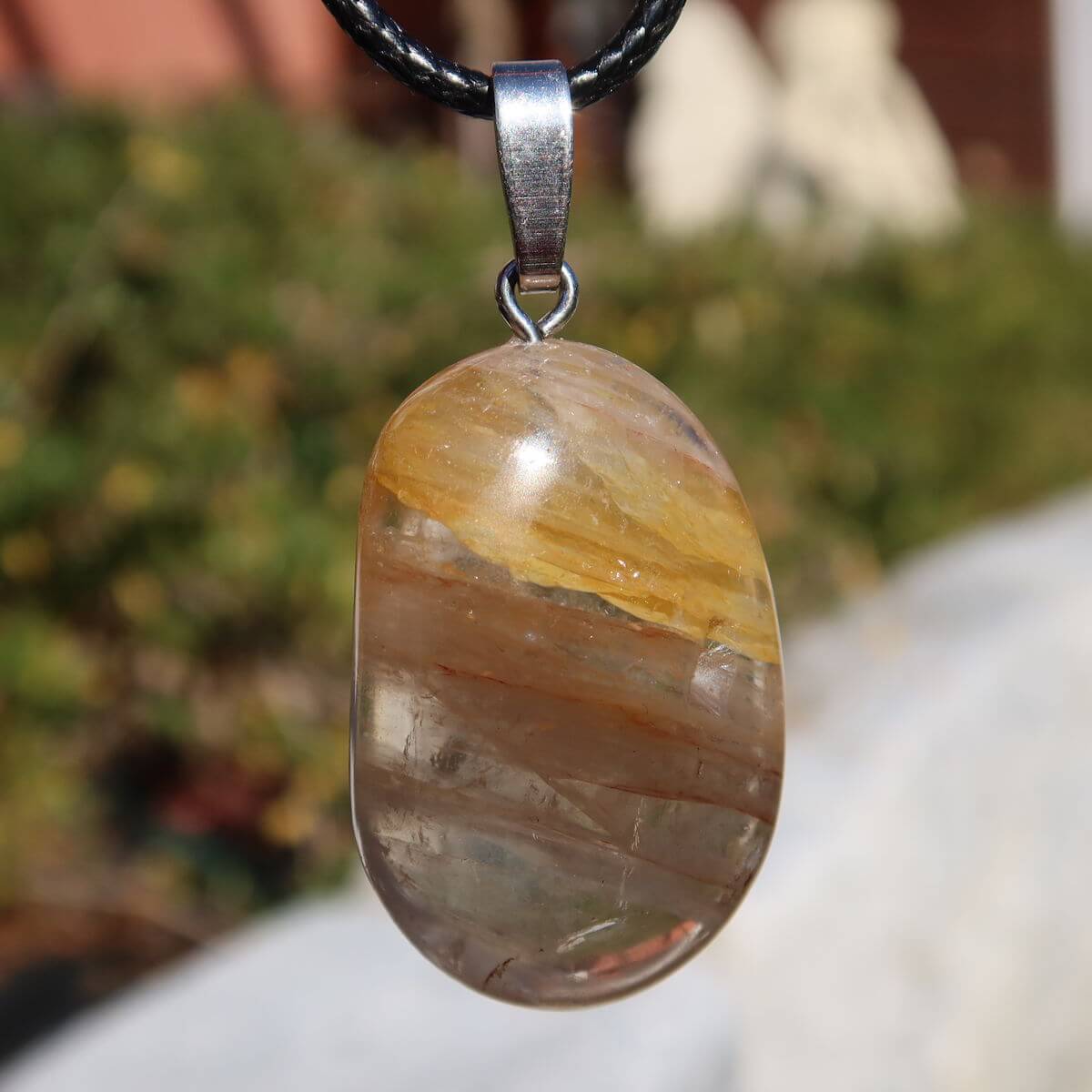 Limonit Quarz Anhänger - Golden Healer - Lebensfreude - Nr. 31, einzigartiger Schmuck mit klaren und goldbraunen Quarzeinschlüssen.
