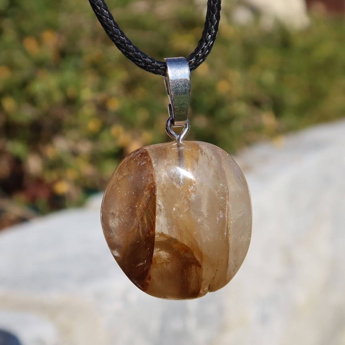 Limonit Quarz Anhänger - Golden Healer - Lebensfreude - Nr. 33 in sunlight showcasing unique brown inclusions