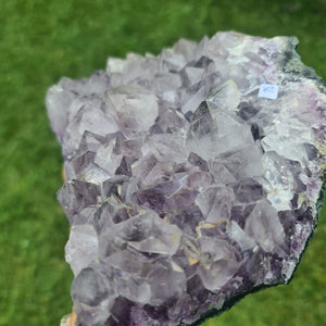 Amethyststück mit Calcit