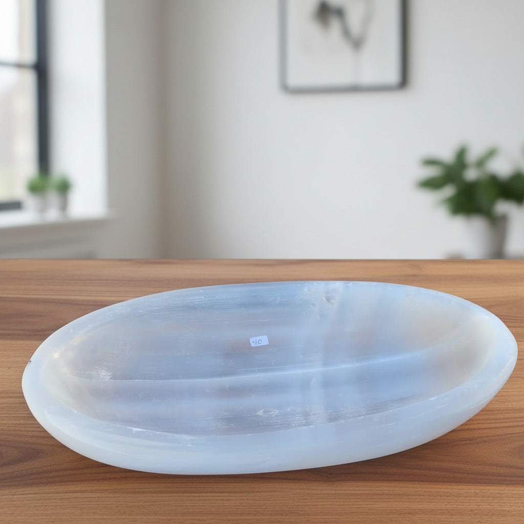 Selenit Schale Oval XL 35x20cm auf Holzoberfläche, ideal zum Laden von Kristallen, geschliffen und poliert Nr.40. Energetischer Verstärker.