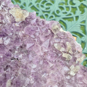 Amethystcluster mit Calcit 