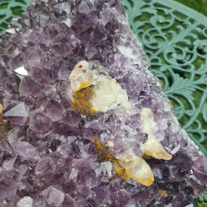 Amethyst mit weißem Calcit 