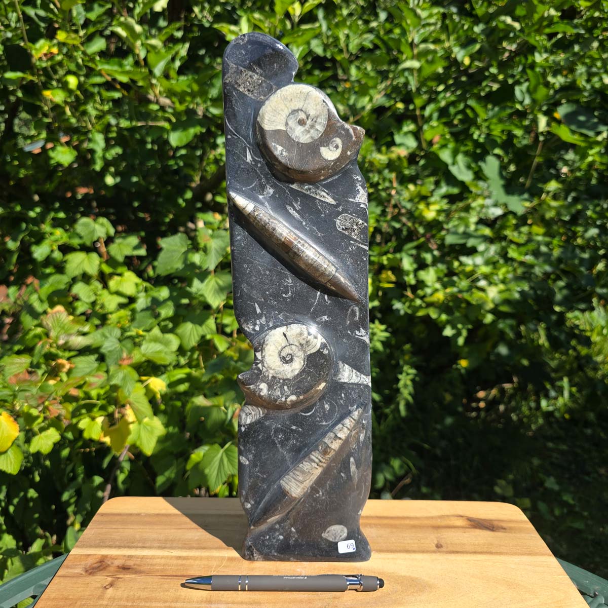 Dekorative handgefertigte Steinskulptur mit Ammoniten und Orthoceren (Fossilien) – 40x10x8cm - Nr. 69