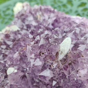 Amethystcluster mit Calcit Spitzen