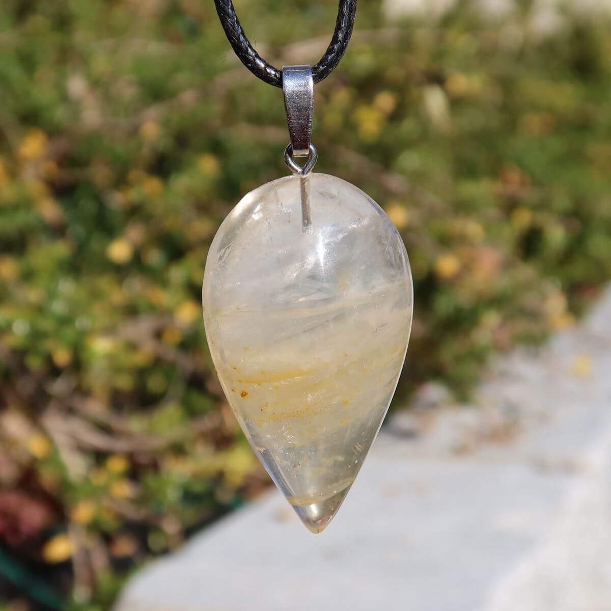 Limonit Quarz Golden Healer Anhänger - Lebensfreude - Nr. 9, einzigartiger und funkelnder Anhänger mit goldbraunen Einschlüssen.