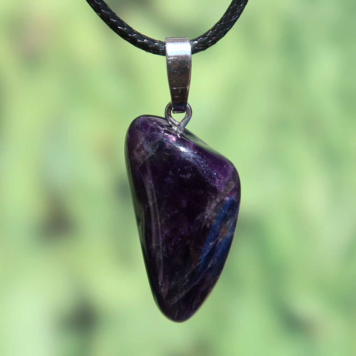 Amethyst Anhänger - Schutz und Spiritualität - UNIKAT Nr. 20 auf schwarzem Band, einzigartiger Schliff und Farbe.
