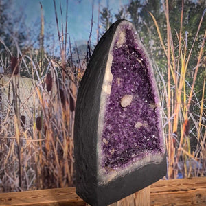 Amethyst geode mit Calcit Einschlüssen