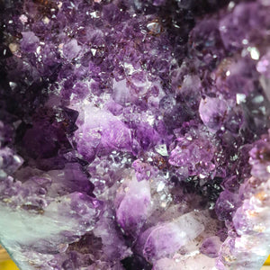 Amethystdruse mit Rutil Einschlüssen