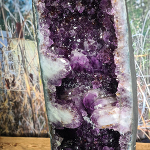 Amethystgeode mit großen Kristallspitzen