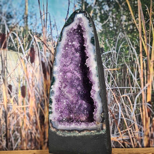 Amethystdruse, Amethyst Geode – Frieden und Harmonie, UNIKAT Nr. 411 in a natural setting