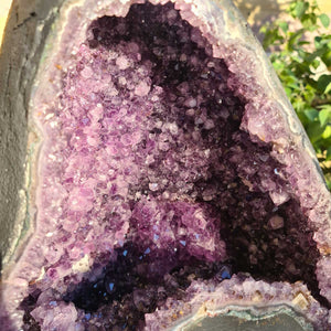 Amethystdruse mit Calcit Spitzen