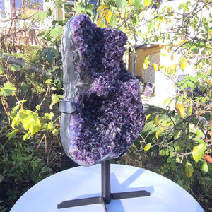 Roher Amethyst am Ständer