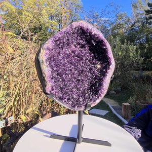 Amethyststück auf Metallständer 