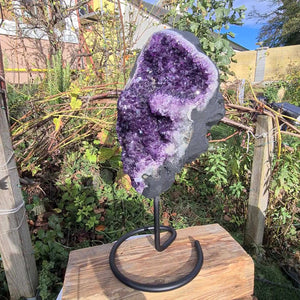 Amethystgeode auf Ständer