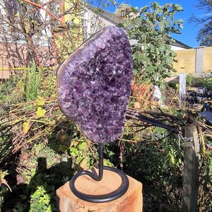 Amethyststück auf einem Metallständer kaufen 