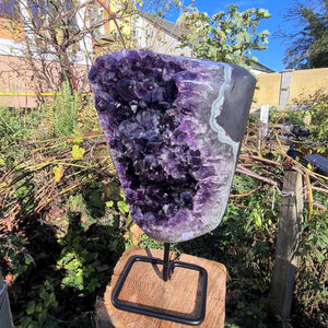 Amethyststück mit Metallständer 