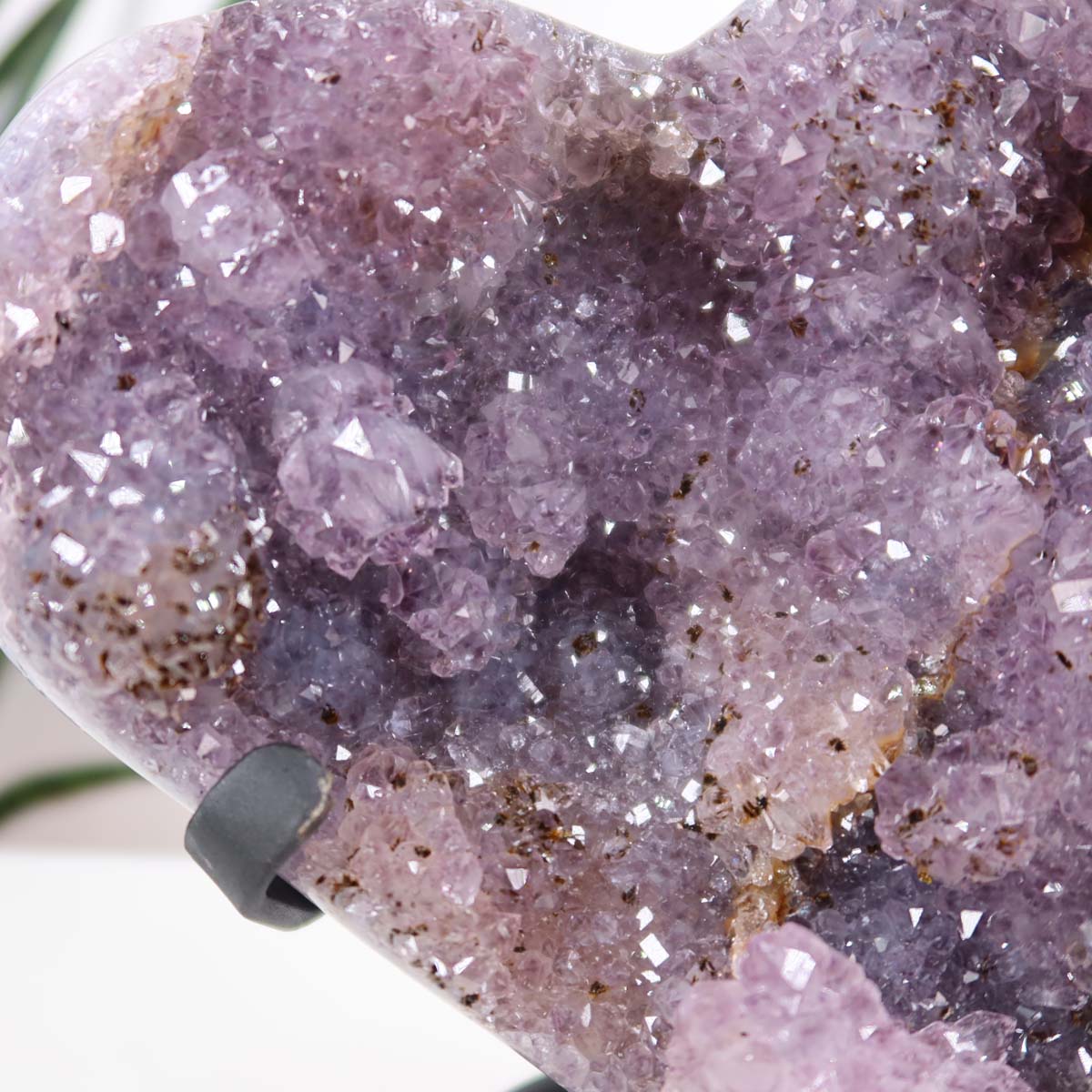 Amethyst Druse Amethyst Geode in Herzform mit Metallsockel 14x12cm - NR-10 auf schwarzem Ständer, mit funkelnden Kristallen.