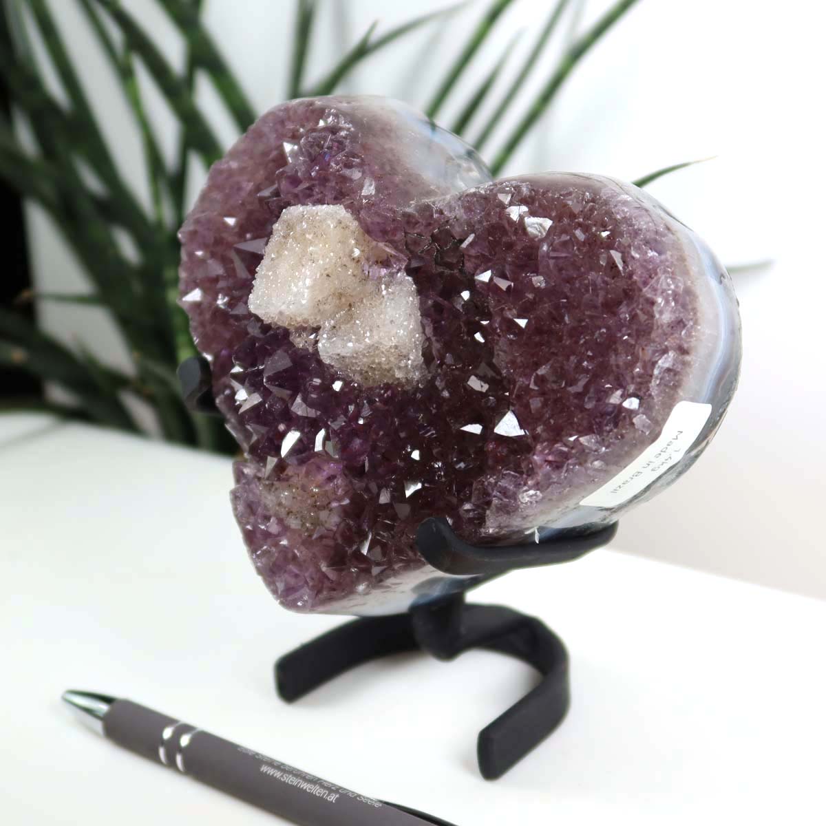 Amethyst Druse Amethyst Geode in Herzform mit Metallsockel 11x11cm - NR-12 auf einem Ständer, faszinierende violette Kristallstruktur