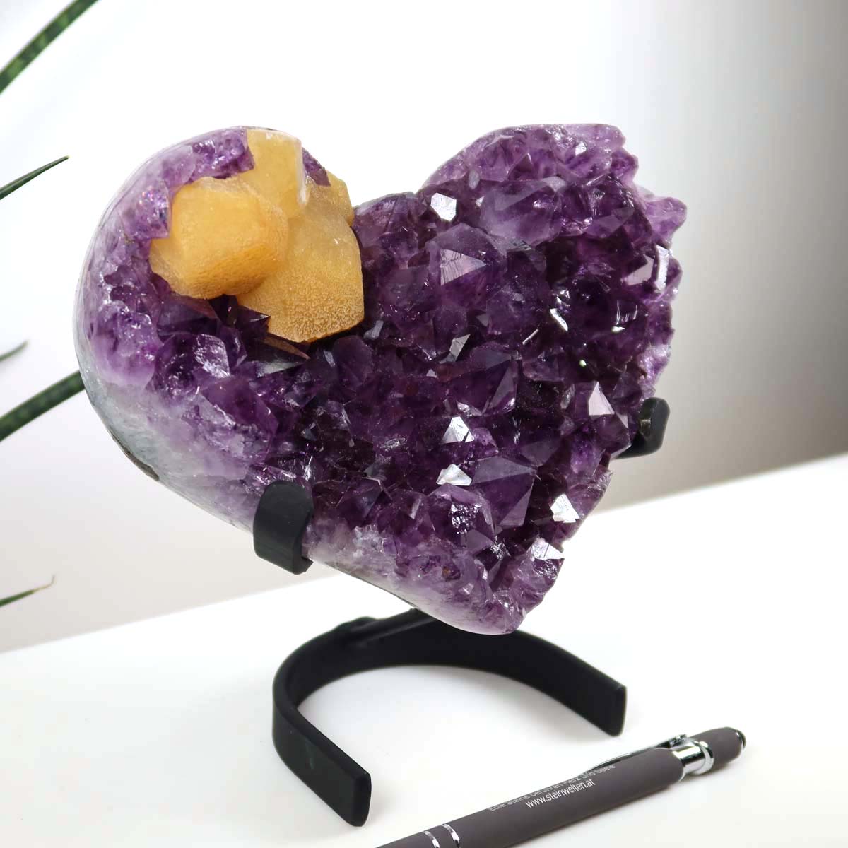 Amethyst Druse Amethyst Geode in Herzform mit Metallsockel 16x12cm - NR-15, hochwertiger brasilianischer violetter Kristall, dekorativer Kunstgegenstand.