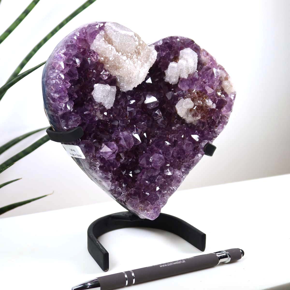 Amethyst Druse Amethyst Geode in Herzform mit Metallsockel 15x15cm - NR-27 on display with pen for size comparison.