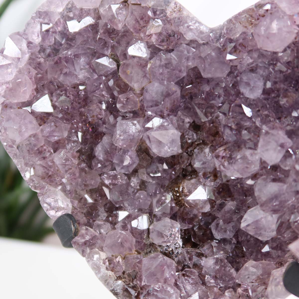 Amethyst Druse Amethyst Geode in Herzform mit Metallsockel 13x11cm - NR-5 auf Tisch mit Stift