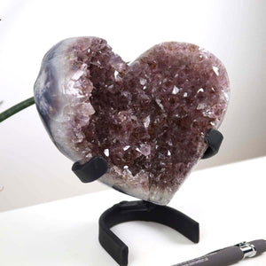 Amethyst Druse Amethyst Geode in Herzform mit Metallsockel 13x12cm - NR-9 auf einem weißen Hintergrund mit Ständer