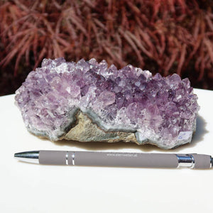 Amethyst Drusen Stück 1A Qualität 15x8cm, einzigartige Geode aus Uruguay, inspiriert Harmonie und Spiritualität, mit Stift zum Größenvergleich.