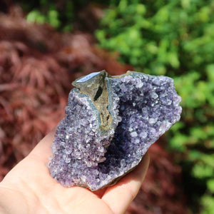 Amethyst Drusen Stück 1A Qualität, 9x6cm, einzigartiges Unikat aus Uruguay in Hand gehalten, ideal für Harmonie und Spiritualität.
