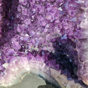 Amethyst Druse mit Calcit Spitzen Nr. 55