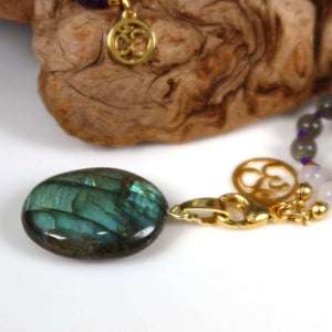 Mala Kette mit Labradorit und Amethyst, edle Materialien, detailreiches Design