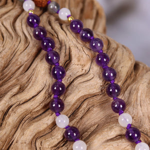Mala Kette mit Labradorit und Amethyst auf Holz, lila und weiße Perlen, Spiritualität und Intuition - Nr. 20