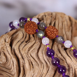 Mala Kette mit Labradorit und Amethyst, edle Materialien, harmonische Farben, hochwertige Verarbeitung, spiritualität und intuition.