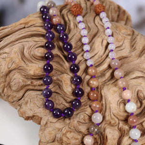 Mala Kette mit Amethyst Anhänger auf Holz, Harmonie und Transformation, Nr.21, mit Mondstein, Amethyst, Labradorit und Rudraksha.