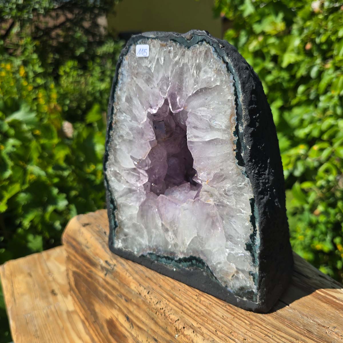 Amethyst Druse – Geode - 21x17x14cm und 7,4kg – Steinwelten OG - Nr. 115, helle Kristalle in einer natürlichen Umgebung.
