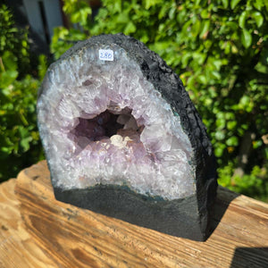 Amethyst Druse – Geode - 20x20cm und 7,2kg – Steinwelten OG - Nr. 280, aus Brasilien mit hellen Kristallen im Sonnenlicht.