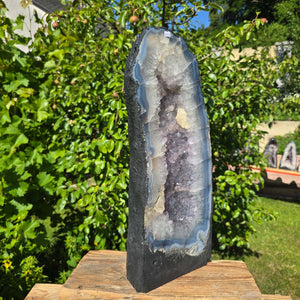 Amethyst Druse – Geode - 48x19cm und 16,6kg – Steinwelten OG - Nr. 308 aus Brasilien mit leuchtenden Kristallen im Sonnenlicht