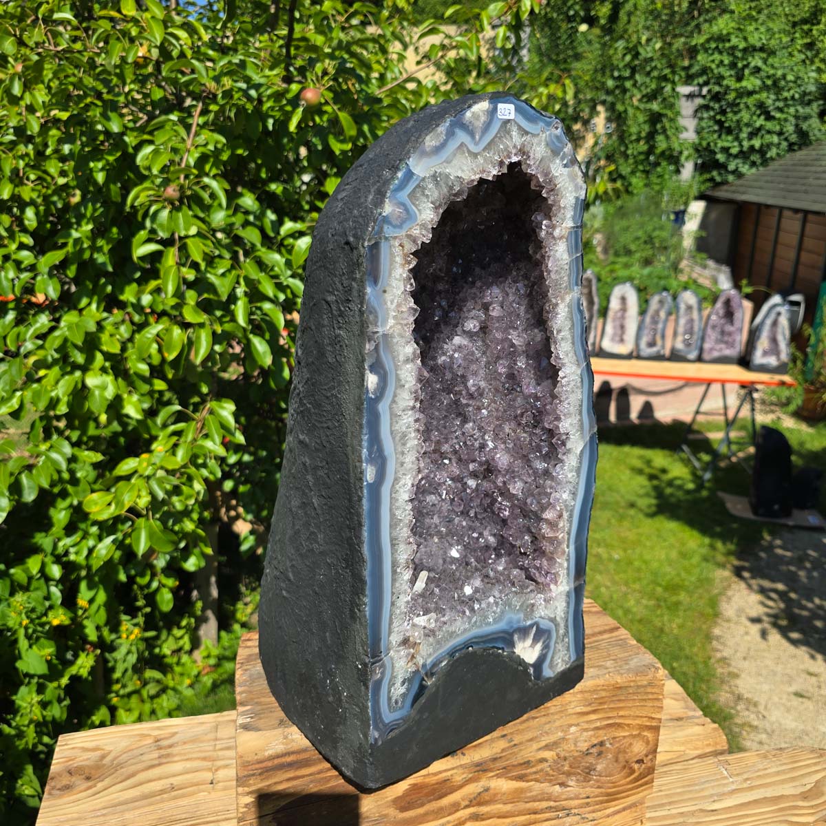 Helle Amethyst Druse – Geode - 47x24cm und 32,9kg – Steinwelten OG - Nr. 327 im Freien