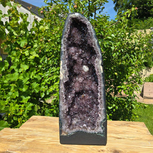 Amethyst Druse – Geode - 57x22x22cm und 28kg – Steinwelten OG - Nr. 64, unikales Naturkunstwerk für stilvolle Innenarchitektur.